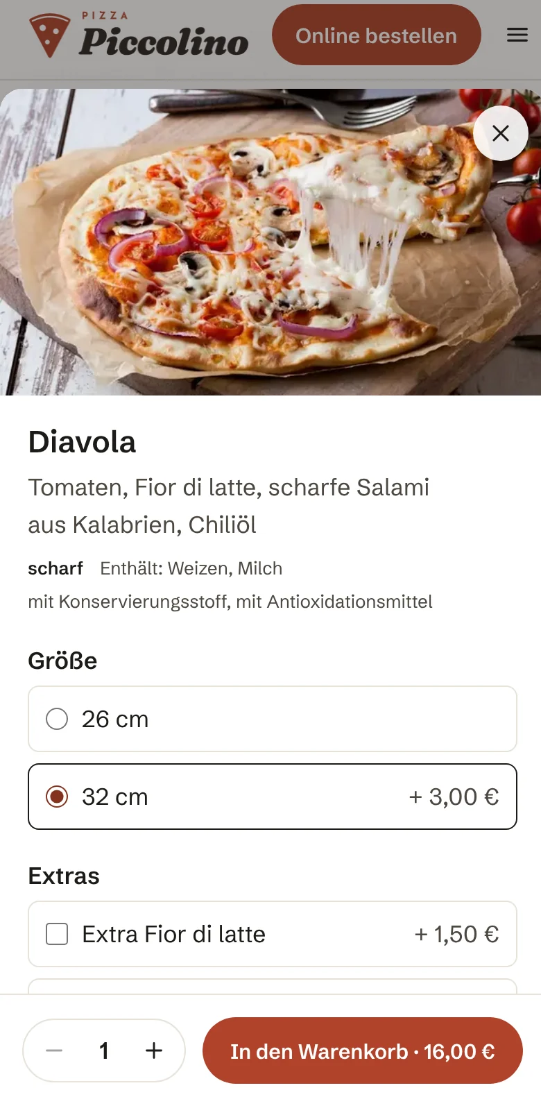 Diavola in 32 cm mit frischer Chili wird zusammengestellt